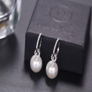 18K gold earring with pearl